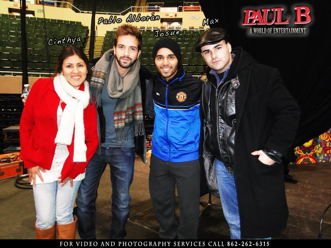 Max Acosta with Pablo Alborán backstage